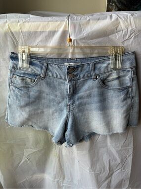 Refuge- Light Wash Denim Women’s Shorts 10